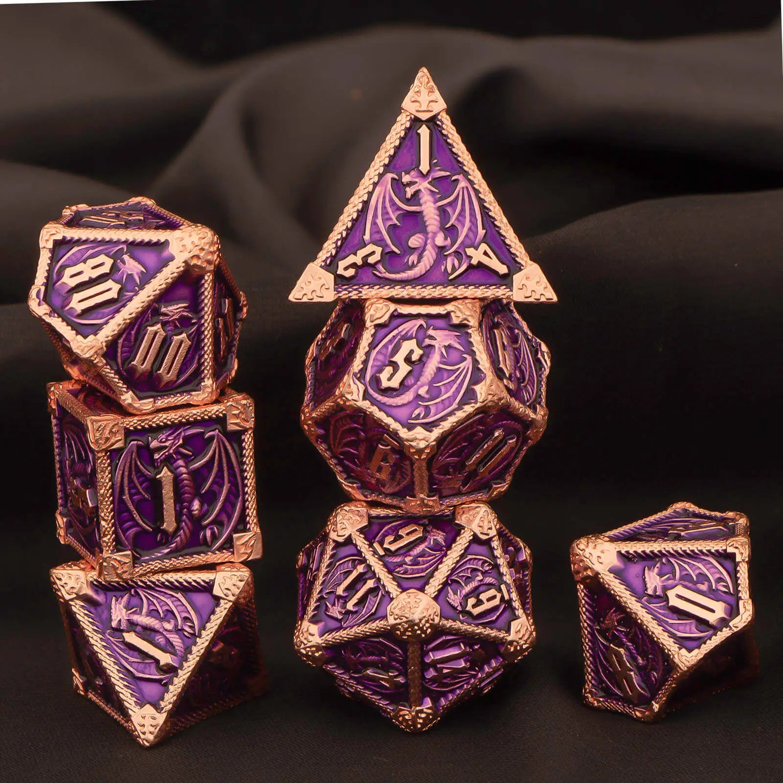 Set di 7 dadi poliedrici in metallo per giochi di ruolo come Dungeons & Dragons, con numeri incisi, in stile gadget Otaku Family.