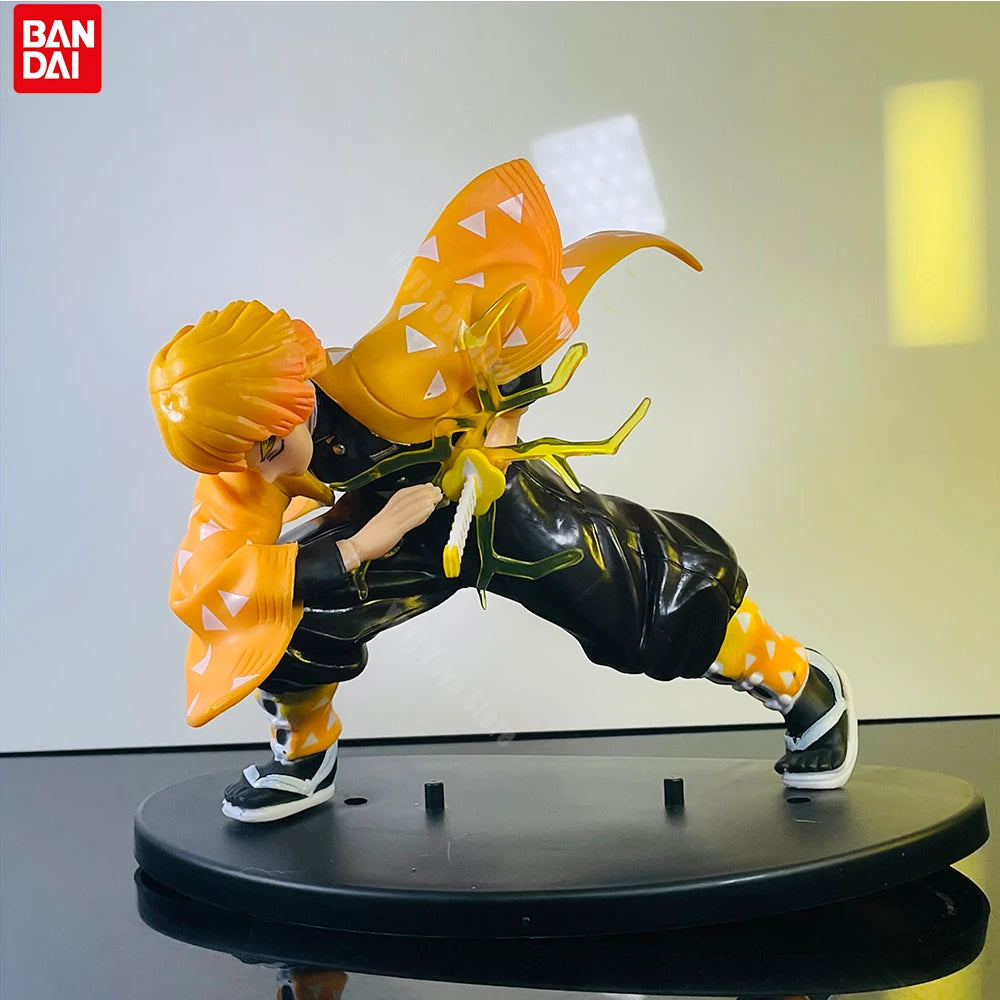 Figura d'azione Demon Slayer con Tanjirou, Zenitsu e Kyoujurou, dettagli colorati e pose dinamiche, marca Bandai.