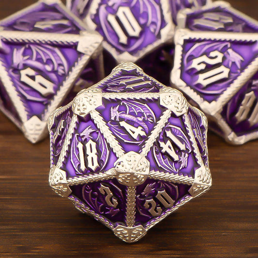 Set di 7 dadi metallici per giochi di ruolo D&D, gadget RPG di Otaku Family Store Online, con poliedri lucidi e dettagliati.