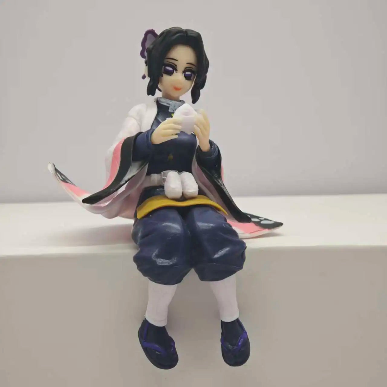 Action figure anime Demon Slayer con Tanjirou, Tomioka, Giyuu, Zenitsu e Nezuko in pose dettagliata, della collezione Otaku Family.