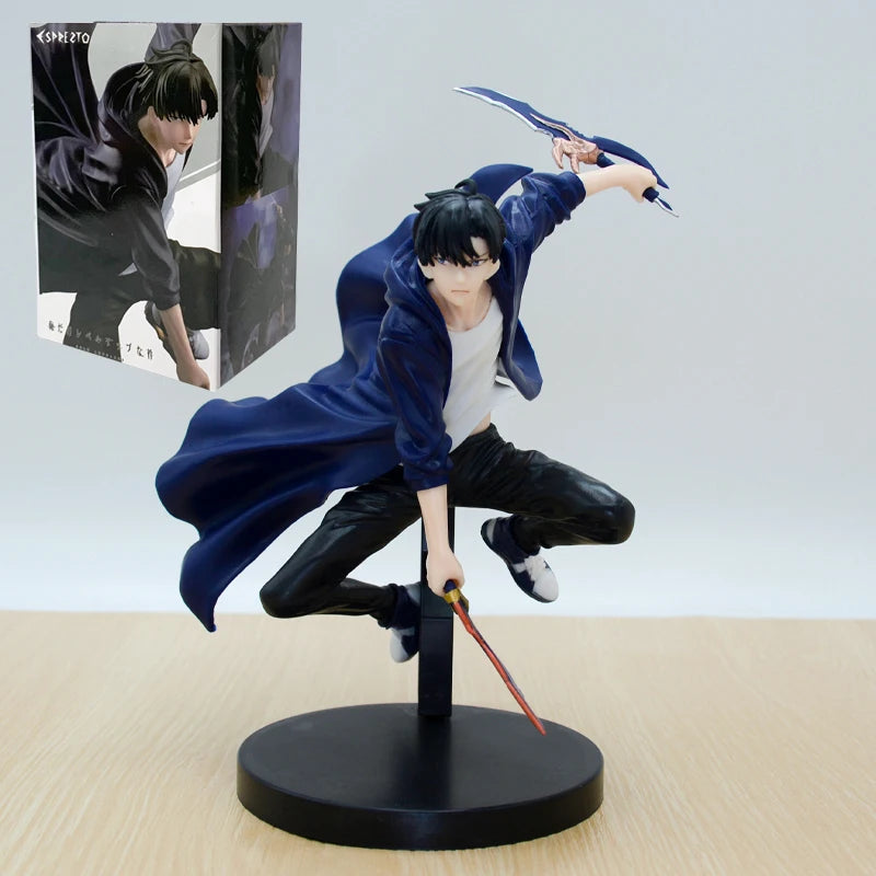 Action figure Commander Igris di Sung Jin-Woo, Cavaliere delle Ombre, in posa con armatura dettagliata e arma.