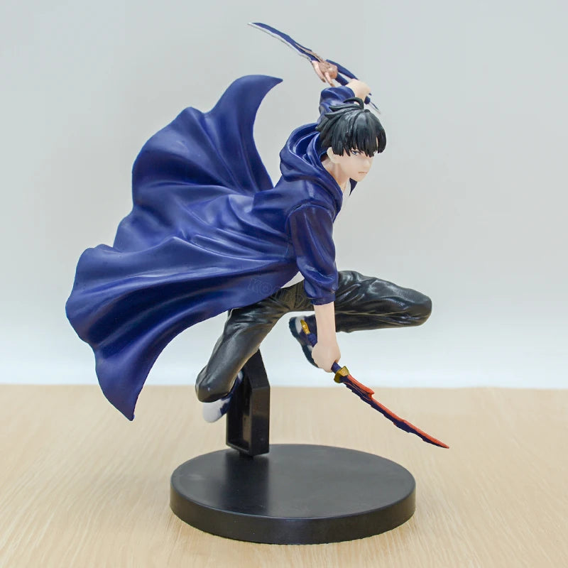 Figura action Igris, il Comandante Rosso Sangue da Solo Leveling, dettagliata, con armatura rossa e pose dinamiche.