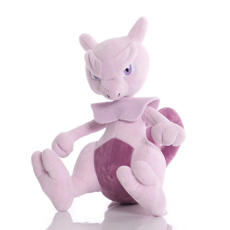 Peluche Mewtwo della collezione Pokémon, morbido e dettagliato, ideale per collezionisti e appassionati di Pokémon.