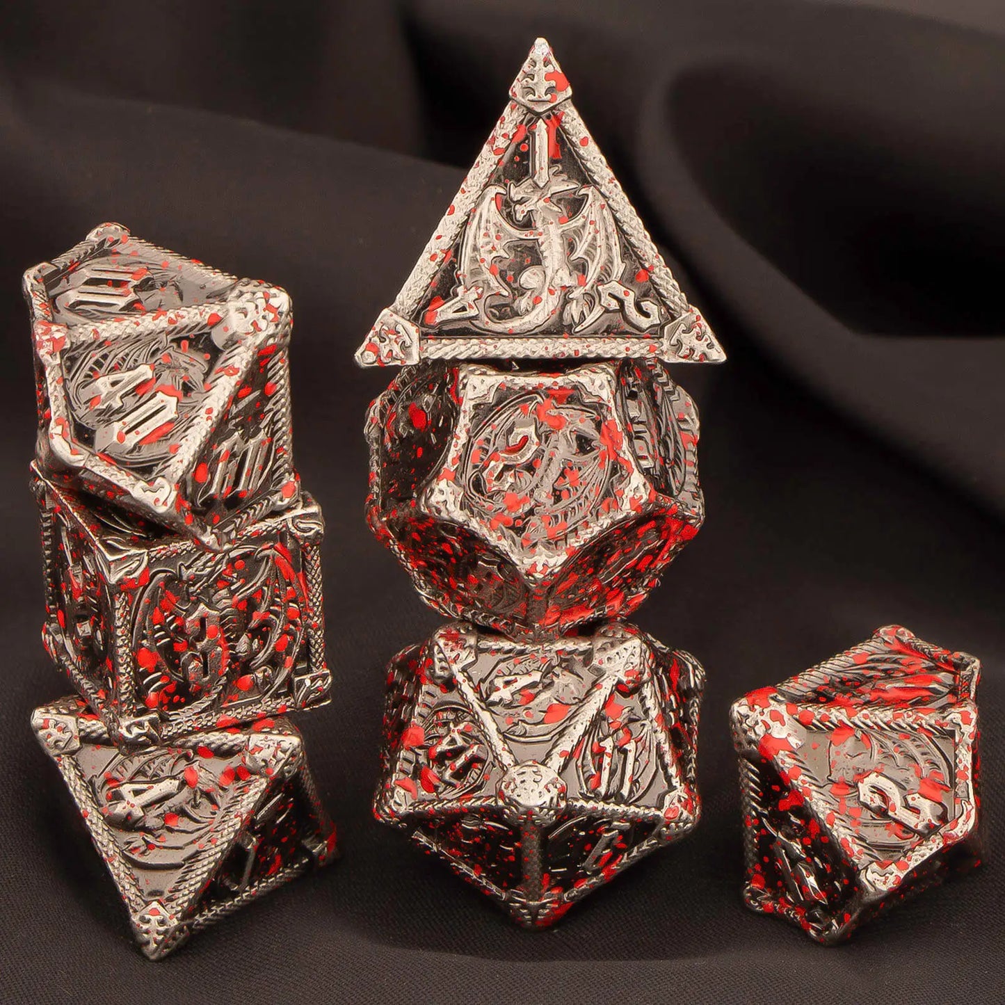 Set di 7 dadi poliedrici in metallo per giochi di ruolo come Dungeons & Dragons, con numeri incisi sui dadi in metallo lucido