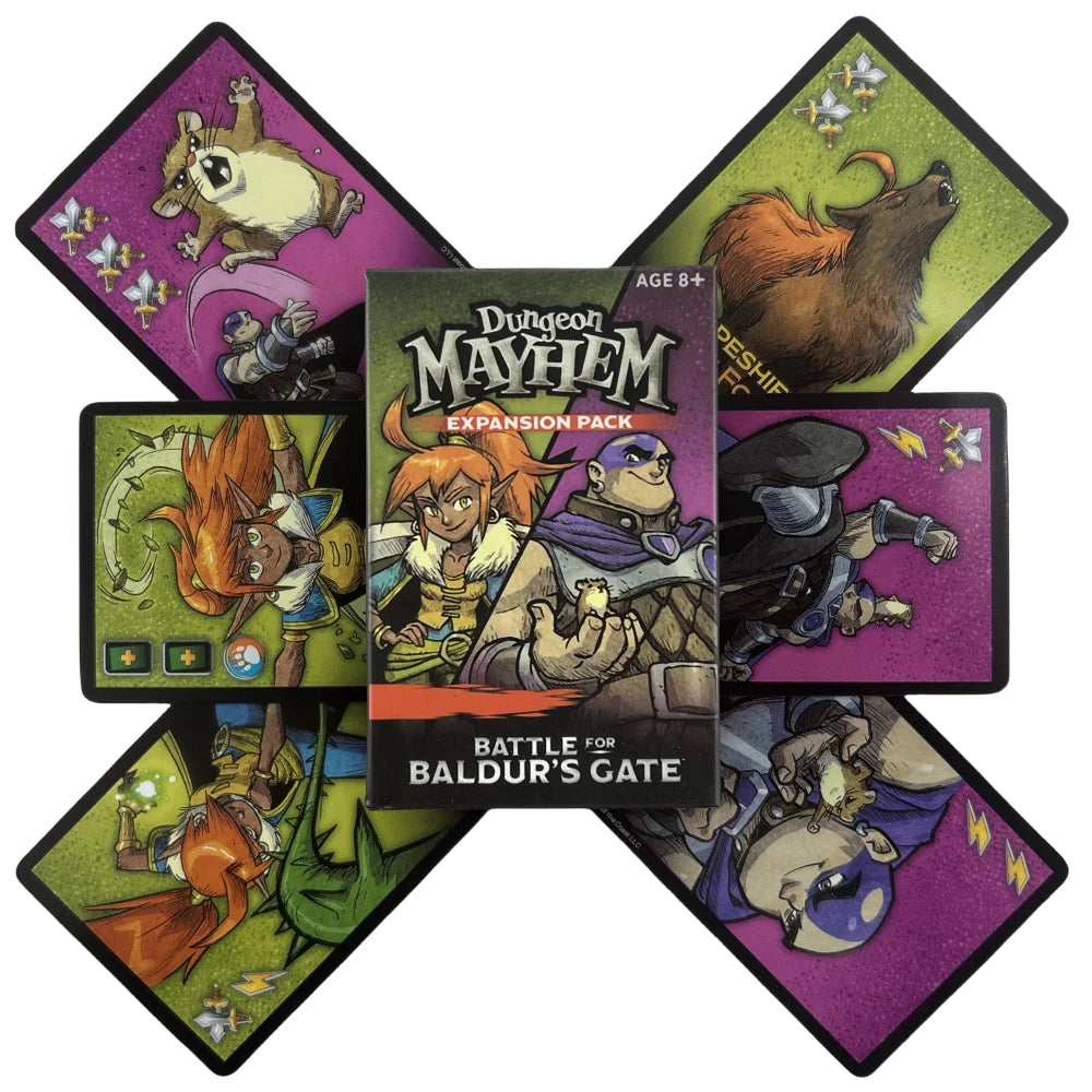 Gioco di carte Dungeon Mayhem, gadget di Otaku Family Store, con tre varianti, mostra le carte colorate e il design fantasy.