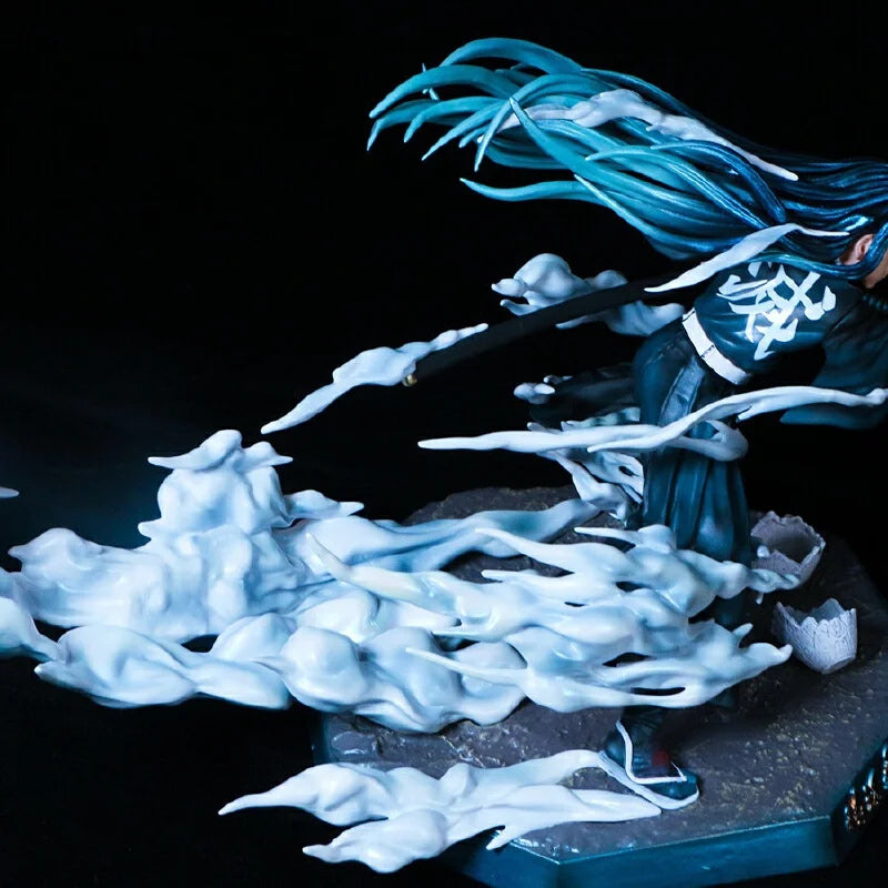 Figura d'azione di Muichiro Tokito, Pilastro della Nebbia, in posa da battaglia, da Demon Slayer Kimetsu no Yaiba.
