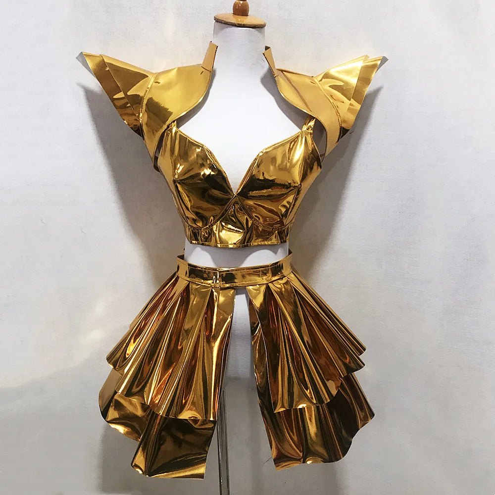 Mini gonna in pelle dorata e argentata per cosplay, stile armatura laser, outfit da ballo, con dettagli lucenti e design unico.