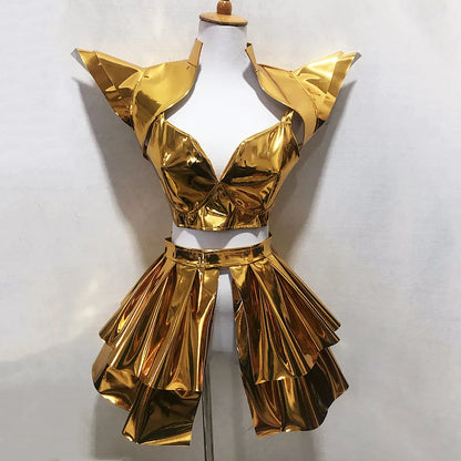 Mini gonna in pelle dorata e argentata per cosplay, stile armatura laser, outfit da ballo, con dettagli lucenti e design unico.