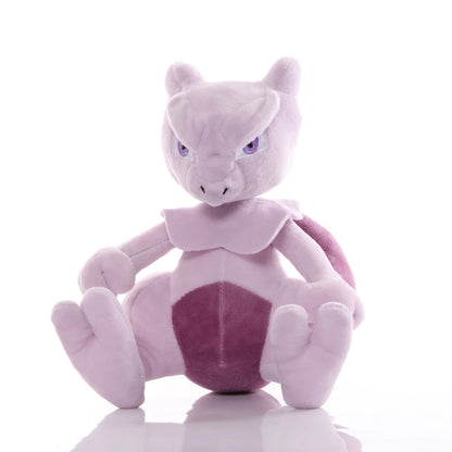 Peluche Mewtwo della collezione Pokémon, morbido e dettagliato, ideale per collezionisti e appassionati di Pokémon.