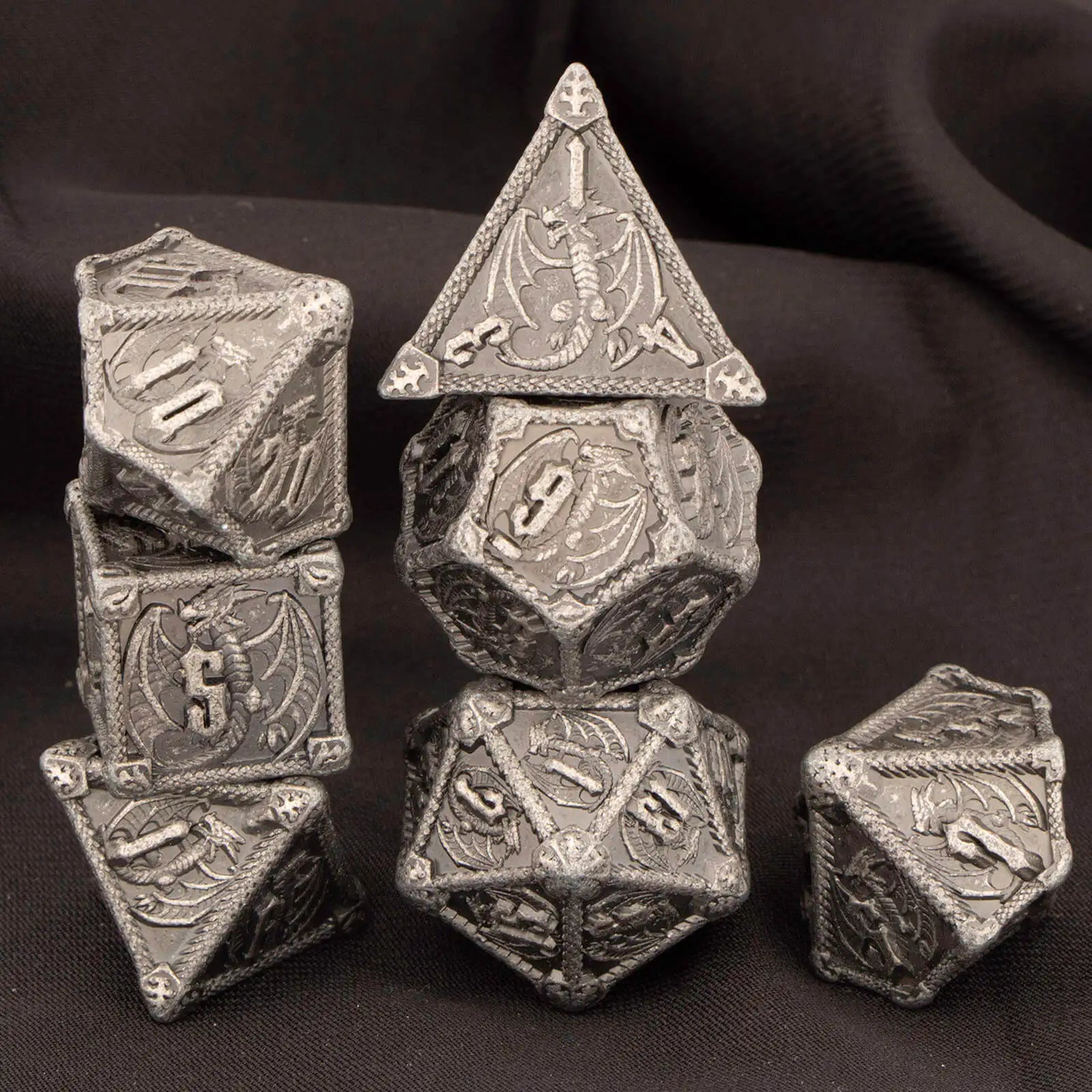 Set di 7 dadi poliedrici in metallo per giochi di ruolo Dungeons & Dragons, con numeri incisi, in vari colori metallici.