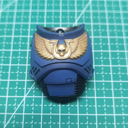 Figura d'azione Warhammer 40K Ultramarines Titus con allori di vittoria, altezza 3.75 pollici, dettagliata e articolata.
