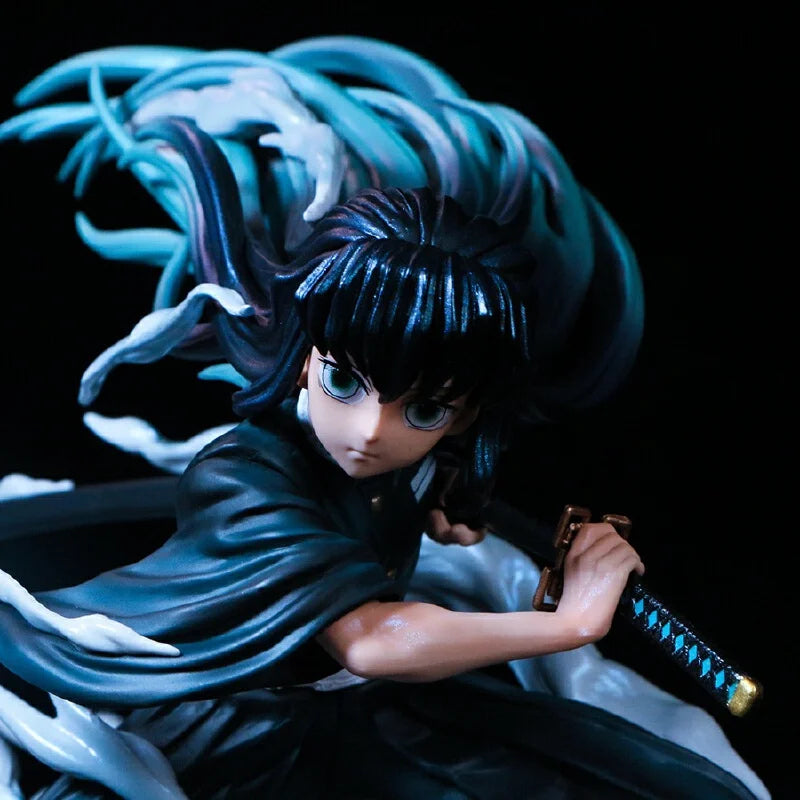 Figura d'azione Demon Slayer Kimetsu No Yaiba Mist Pillar Tokito Muichiro in posa di battaglia, dettagliata e realistica.