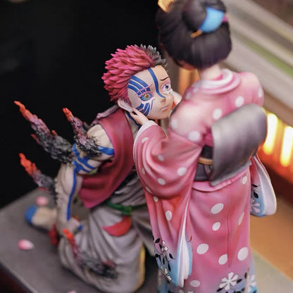 Figure d'azione Demon Slayer Akaza e Koyuki in scena di ciliegi in fiore, diorama con due personaggi in posa dinamica.