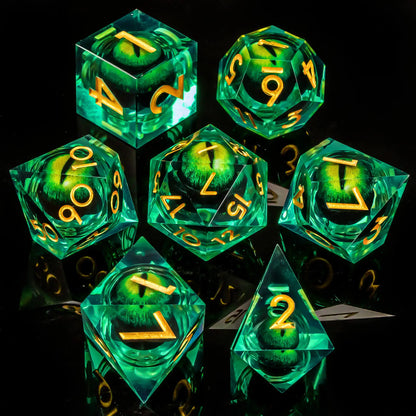 Set di dadi a lama con bordo affilato e nucleo liquido, ideale per giochi di ruolo come D&D e Pathfinder, prodotto Otaku Family Store.
