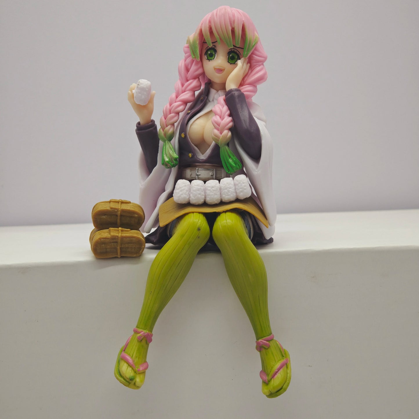 Figure d'azione Demon Slayer con Tanjirou, Tomioka, Giyuu, Zenitsu e Nezuko, personaggi anime in posa dettagliata.
