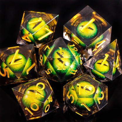 Set di dadi Dragon Eye con bordi affilati e nucleo liquido, perfetti per D&D e Pathfinder, di Otaku Family Store Online.