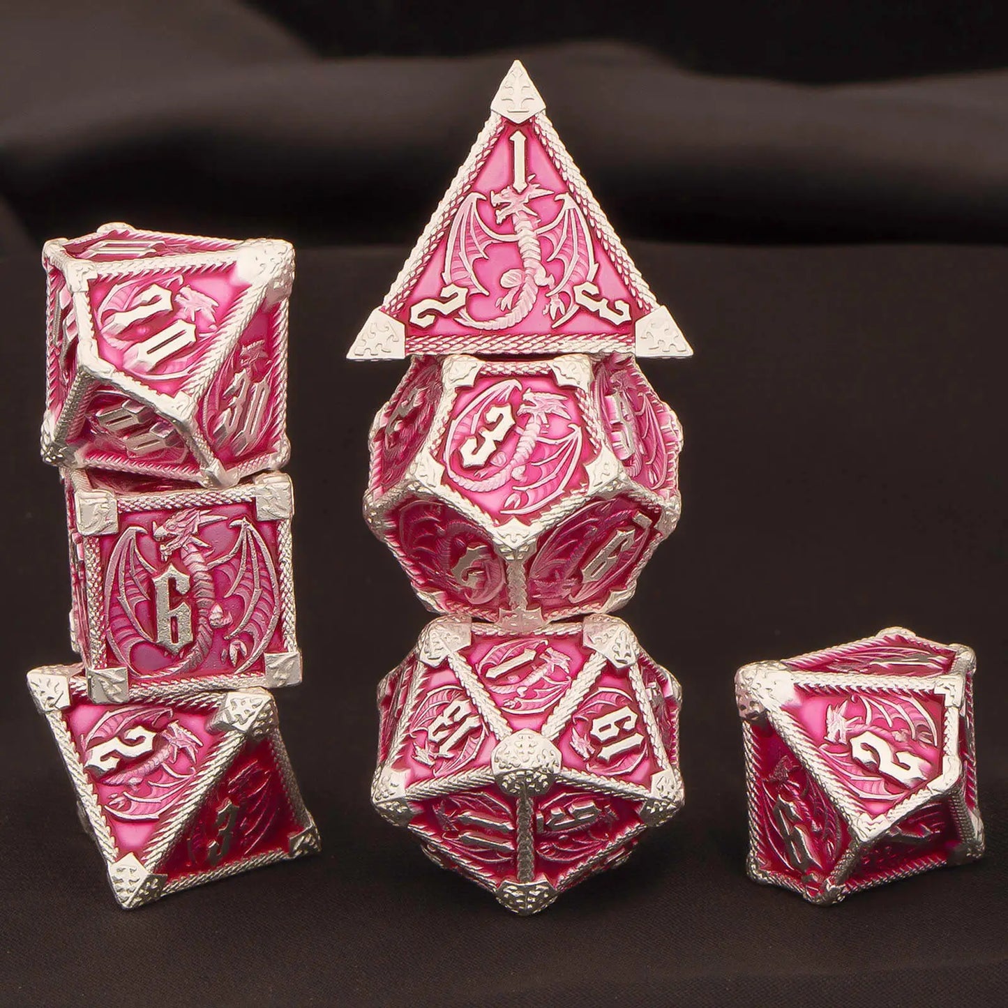 Set di 7 dadi poliedrici in metallo per Dungeons & Dragons, gadget da gioco, con dettagli artistici e finitura lucida.