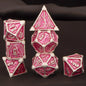 Set di 7 dadi poliedrici in metallo per Dungeons & Dragons, gadget da gioco, con dettagli artistici e finitura lucida.