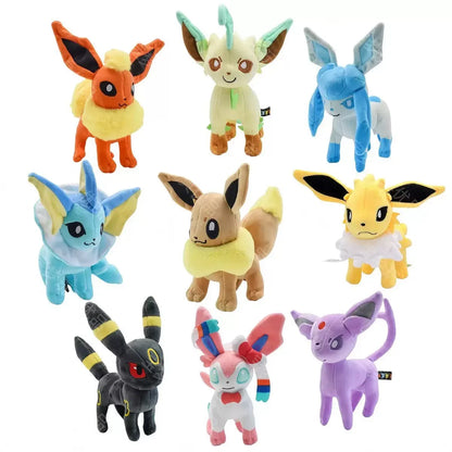 Set completo di peluche Pokemon Eevee e famiglia, include Sylveon, Umbreon, Vaporeon, Flareon e Pikachu, morbidi e colorati.