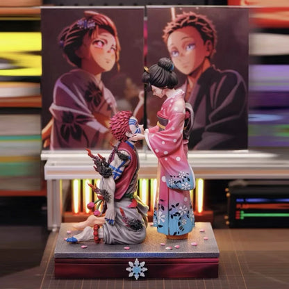 Figura d'azione Demon Slayer Akaza e Koyuki con scena di fiori di ciliegio, dettaglio realistico e colorato in diorama.