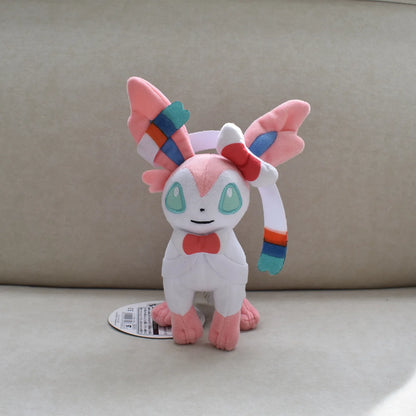 Set completo di peluche Pokémon Eevee e famiglia, include Sylveon, Umbreon, Vaporeon, Flareon e Pikachu, morbidi e colorati.