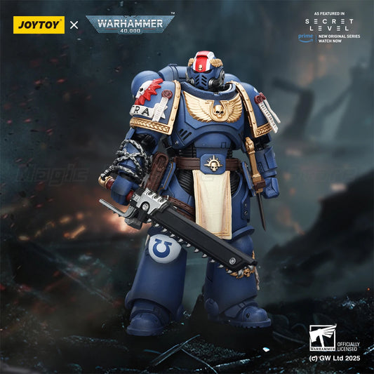 Figura d'azione Warhammer 40K Ultramarines Titus con lauro di vittoria, dettaglio realistico e armatura in stile futuristico.