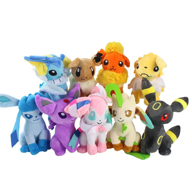 Set completo di peluche Pokémon Eevee Family con Sylveon, Umbreon, Vaporeon, Flareon e Pikachu, morbidi e colorati.