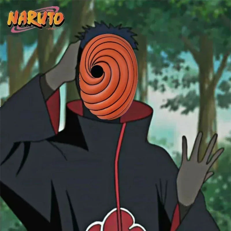 Maschera cosplay Uchiha di Otaku Family Store, volto di Obito e Madara con dettagli misteriosi e simboli Uchiha, in bianco e nero