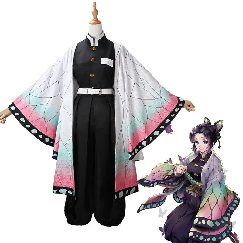 Costume cosplay Demon Slayer Kochou Shinobu di Kimetsu no Yaiba con parrucca e dettagli del uniforme, stile anime e accessori.