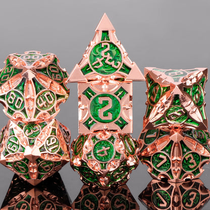 Set di 7 dadi poliedrici in metallo per giochi di ruolo D&D, parte della collezione mista Otaku Family Store Online.