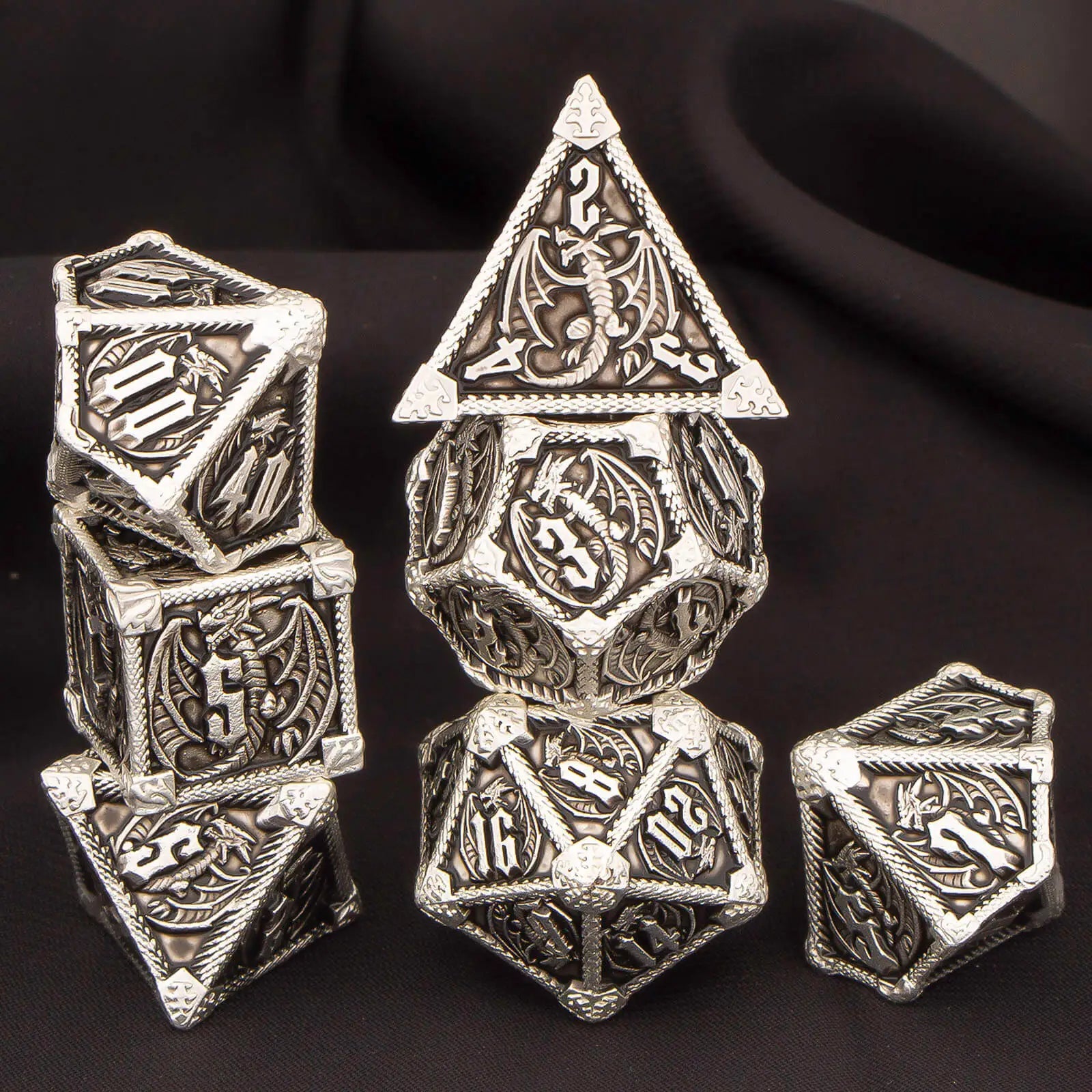 Set di 7 dadi poliedrici in metallo per giochi di ruolo come Dungeons & Dragons, in scatola con dadi colorati e dettagliati.