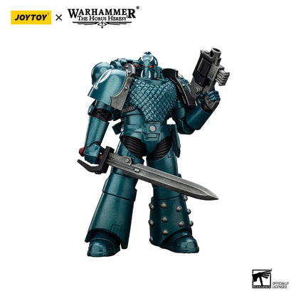Action figure Warhammer JOYTOY Alpha Legion Exodus The One Who Is Many Headhunter Prime, dettagliata e posizionata in modo realistico