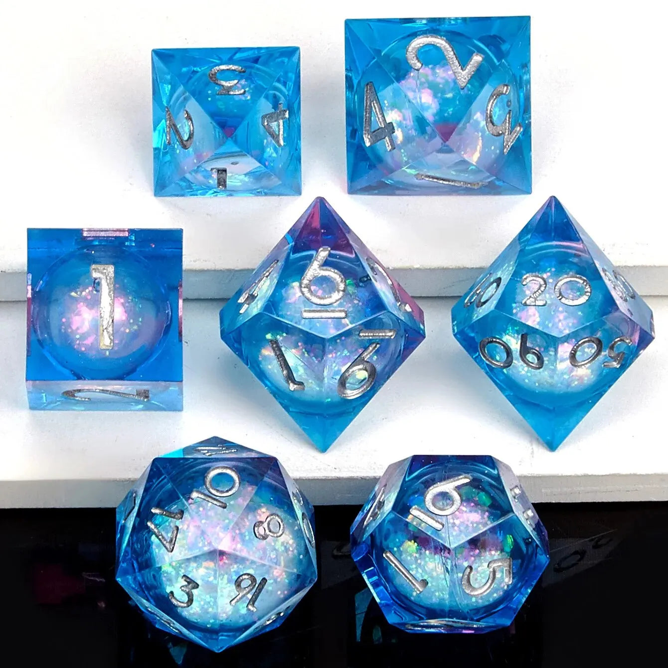 Set di dadi in resina liquida con bordi affilati, gadget della collezione Edizione RPG di Otaku Family Store Online