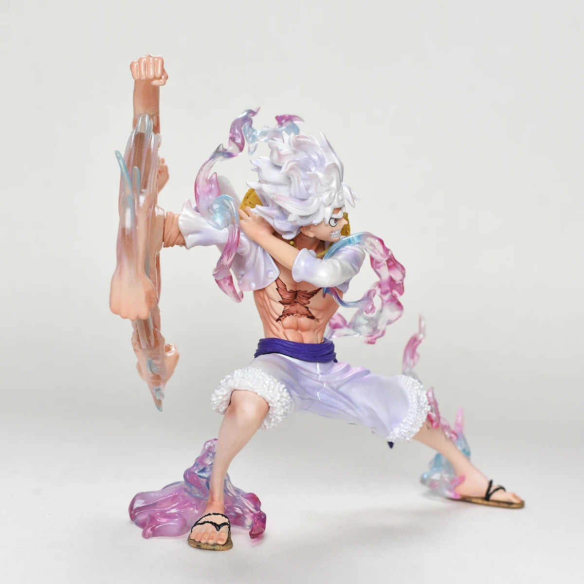 Figura action One Piece Luffy Gear 5, altezza 19 cm, personaggio con dettagli vivaci e postura dinamica, marca Otaku Family Store.