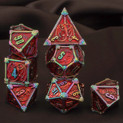 Set di dadi poliedrici in metallo per giochi di ruolo come Dungeons & Dragons, con sette pezzi colorati e dettagliati.