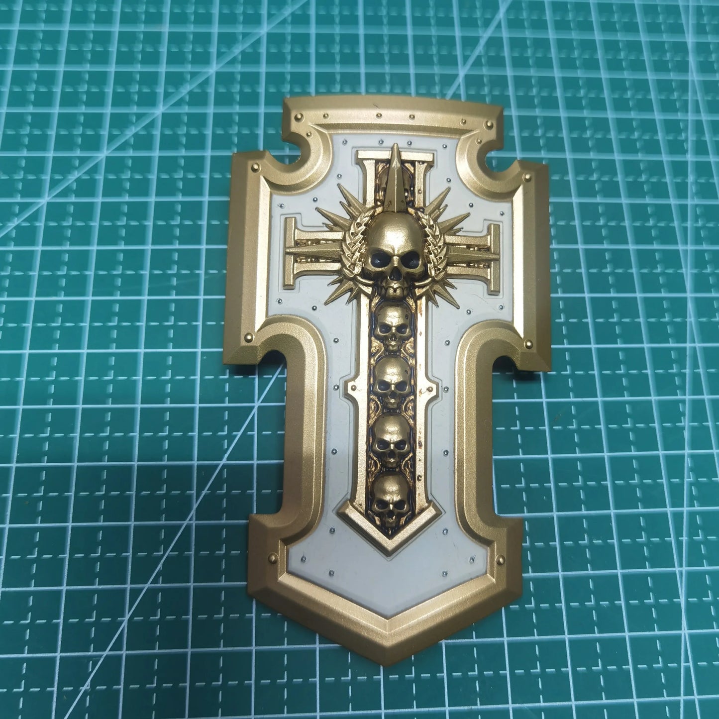 Action figure Warhammer Ultramarines Metaurus con ascia energetica, scudo da tempesta e pistola a plasma, modello di alta qualità.