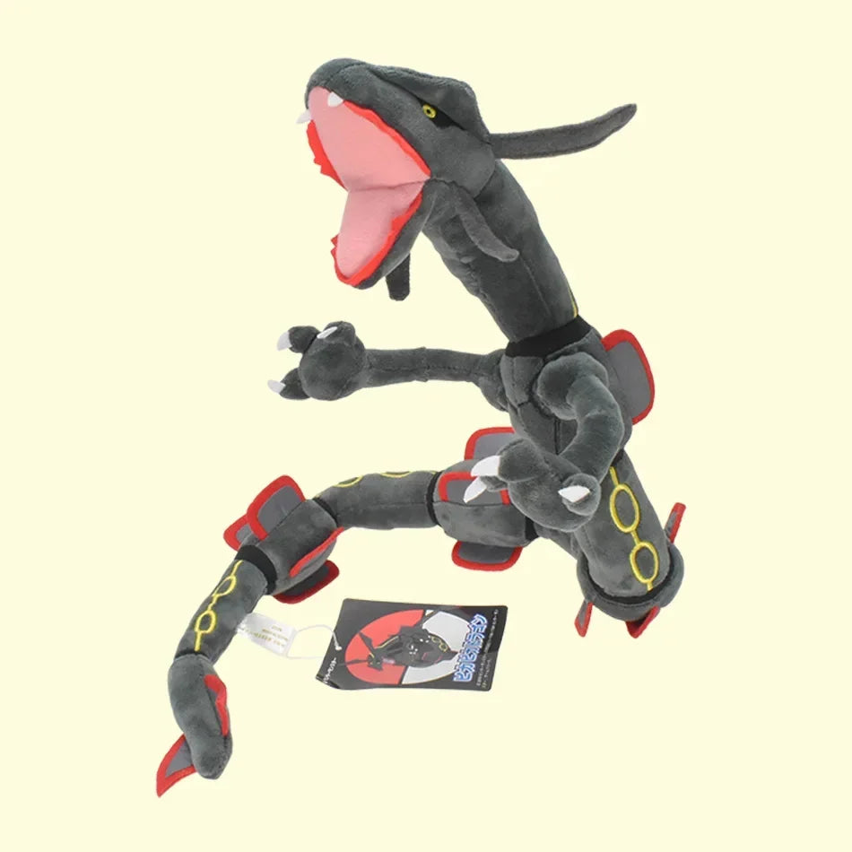 Peluche Rayquaza Pokémon di Otaku Family Store Online, morbido e dettagliato, perfetto per collezionisti e fan dei Pokémon.