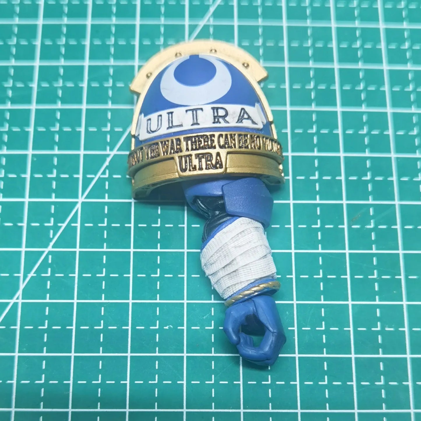 Figura d'azione Warhammer Ultramarines Metaurus di JOYTOY con ascia, scudo e pistola al plasma, dettagli realistici e dinamici.