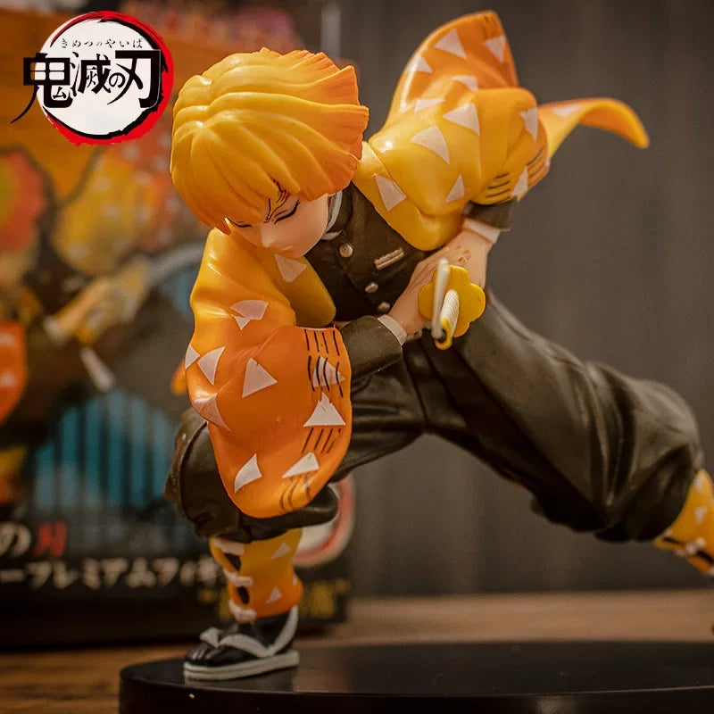 Action figure anime Demon Slayer Agatsuma Zenitsu di 15cm, dettagliata e colorata, perfetta per collezionisti e fan dell'anime.
