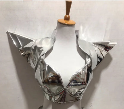 Mini gonna in pelle oro e argento laser per cosplay, dettagli lucidi e design futuristico, ideale come abbigliamento da danza e cosplay.