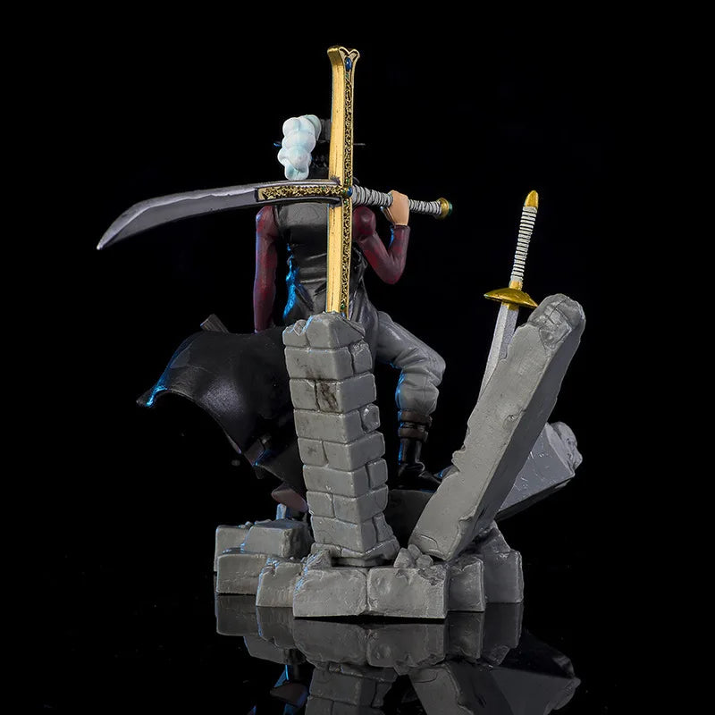 Figurina d'azione Dracule Mihawk di One Piece, 14 cm, marca Otaku Family Store Online, mostra dettagli e pose dinamiche