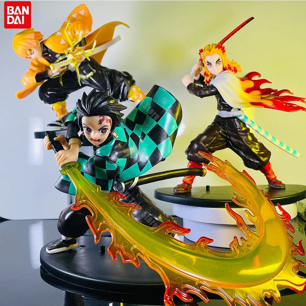 Figura d'azione Demon Slayer con Tanjirou, Zenitsu e Kyoujurou, dettagliata e colorata, marchio Bandai, perfetta per collezionisti anime