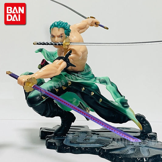 Figura d'azione Roronoa Zoro One Piece con tre spade, altezza 10cm, senza scatola, di Otaku Family Store Online.