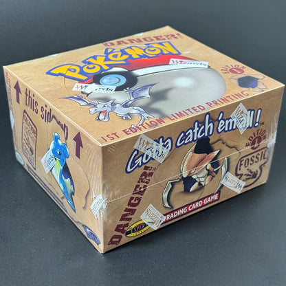 Booster box di carte Pokémon Fossil con Aerodactyl, Lapras e Zapdos, edizione Collector, illustrata con dettagli delle carte Pokémon.