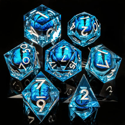 Set di dadi Dragon Eye Otaku Family con bordi affilati e nucleo liquido, perfetti per giochi di ruolo come D&D e Pathfinder.