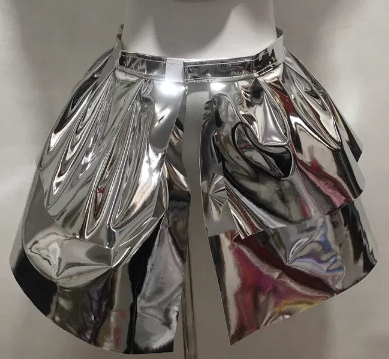 Mini gonna da cosplay in pelle laser oro e argento, stile armatura, perfetta per costumi di danza e cosplay Otaku Family Store.