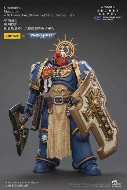 Action figure Ultramarines Metaurus di Warhammer con ascia energetica, scudo e pistola al plasma, dettagli realistici e dinamici