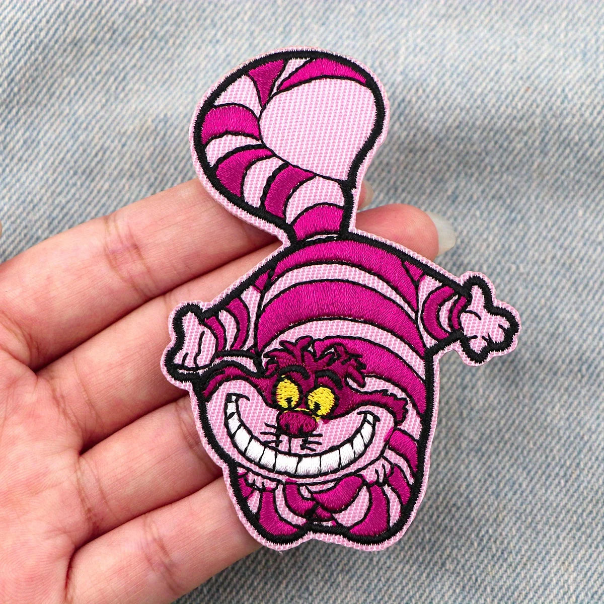 Toppa ricamata Cat Cheshire in stile applique, gadget fai-da-te per abbigliamento, con design felino colorato e dettagli ricamati.