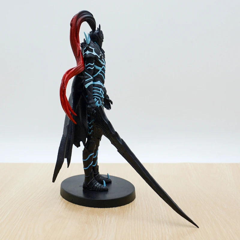 Action figure Commander Igris di Sung Jin-Woo, il Cavaliere delle Ombre, in posa, dettagliata e colorata, da collezione Otaku Family Store.
