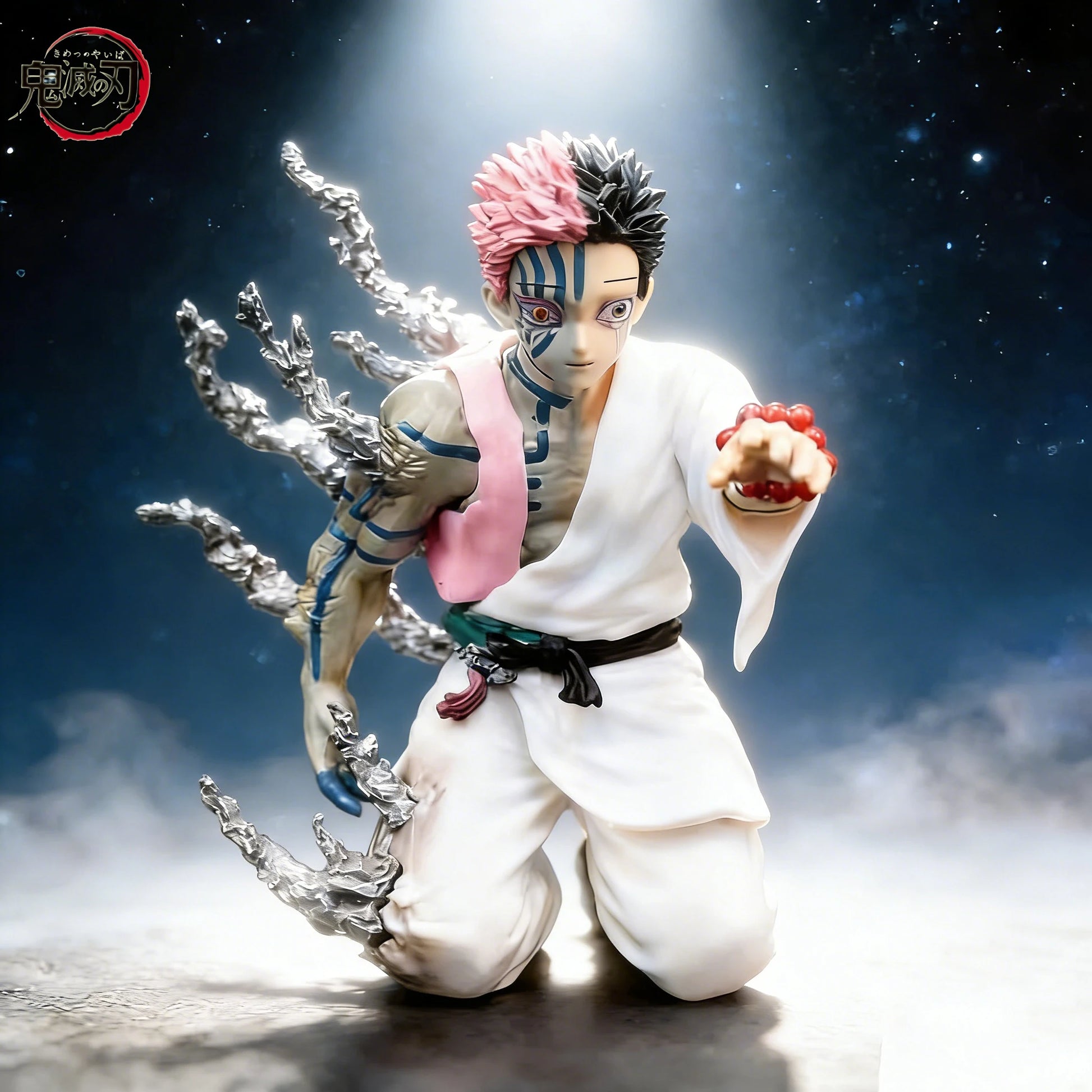Figura d'azione Akaza Demon Slayer, modello in PVC di 14 cm, dettagliata e colorata, rappresenta il personaggio anime in posa dinamica.
